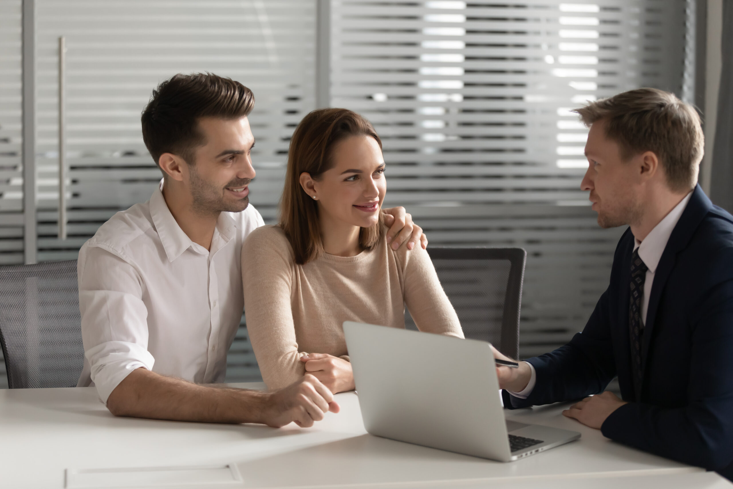 Independent financial advisor with clients